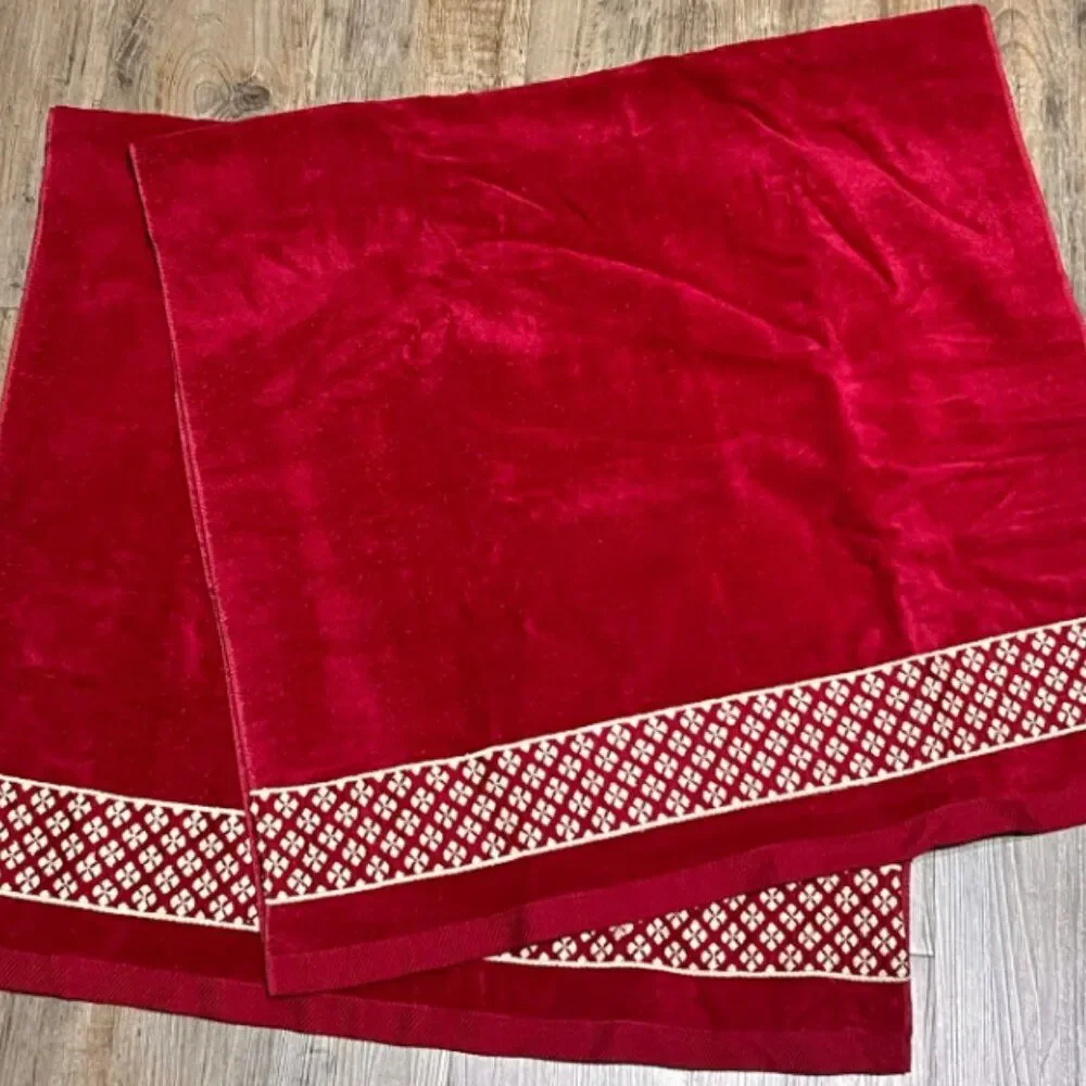 Vintage The Avanti Look Lux Collection Red Bath Towel w/ Embroidered Accent NWOT